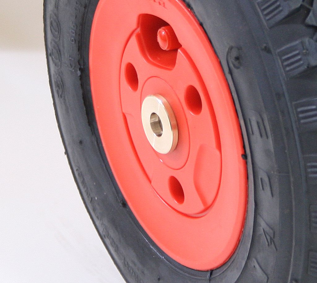 luftbereifter Eckla Easy Trailer mit festem Phenolharzaufbau wetterfest